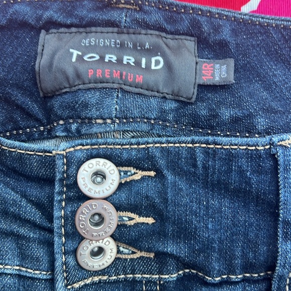 👖Torrid Premium Blue Denim Mid Rise Stretchy Distressed Jegging👖 - Picture 6 of 16